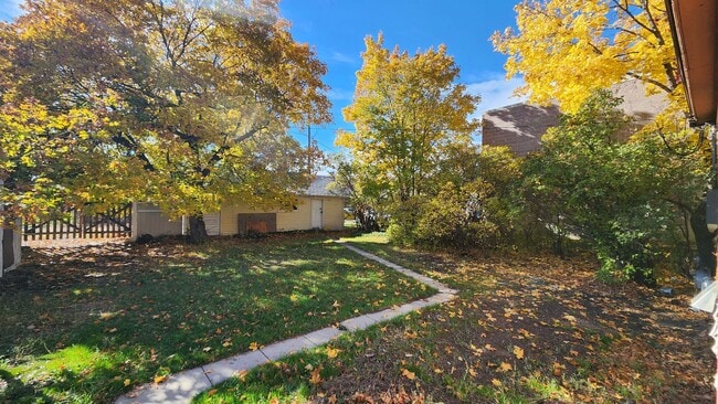 Building Photo - Charming House Near Providence