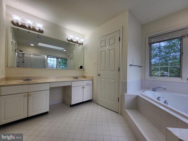 Building Photo - 4020 Heatherstone Ct