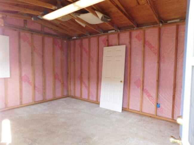 Building Photo - 2Bd/1.5Ba Single Story House - Available to View!