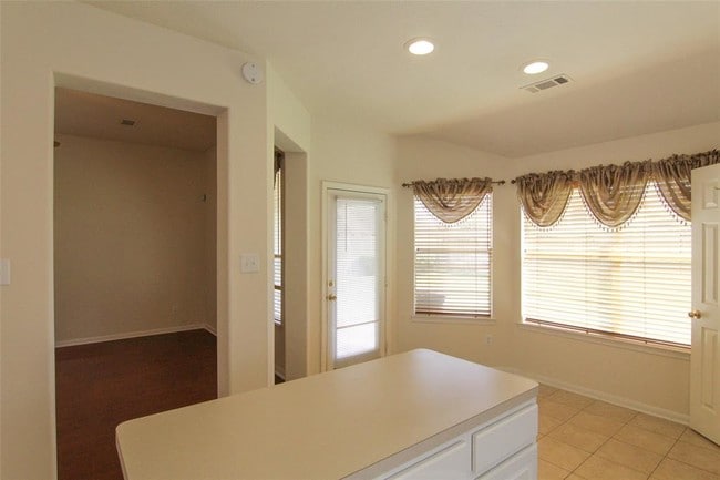 Building Photo - 3231 Stratford Pointe Dr