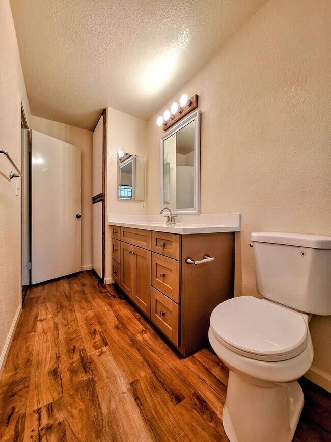 Building Photo - Refurbished Condo on 1st Floor With Laundry, Patio, Garage; Next to Pool!