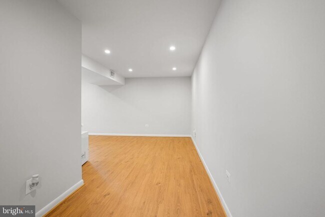 Building Photo - 9010 Lake Braddock Dr