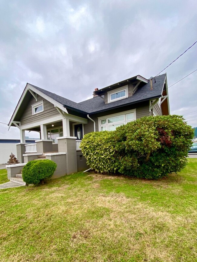 Building Photo - 15721 Main St E