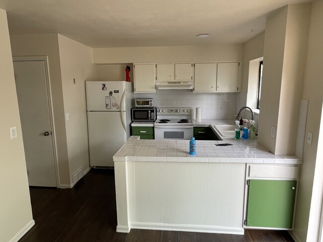 kitchen - 300 Southridge Pl
