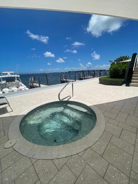 Building Photo - 126 SE 15th Rd