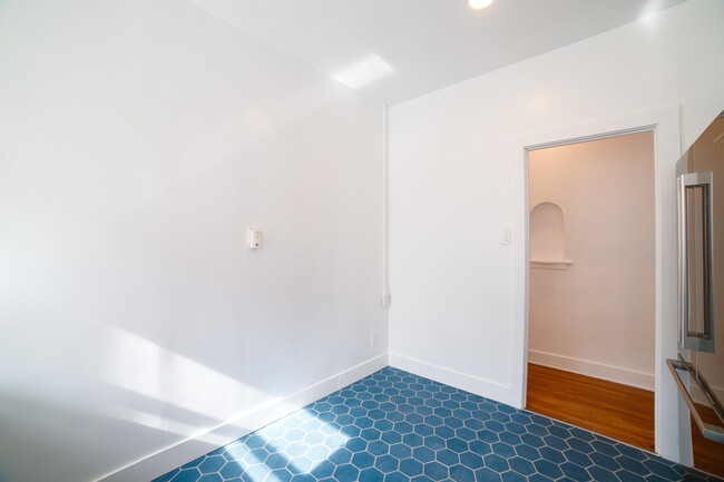 Building Photo - A Grand, Light-Filled 1-Bedroom with Bonus...