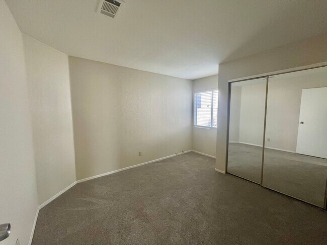 Building Photo - Gorgeous 4 Bedroom Home with Pool & Spa Located in The Lakes