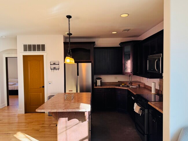 Building Photo - 412 Grove St SE