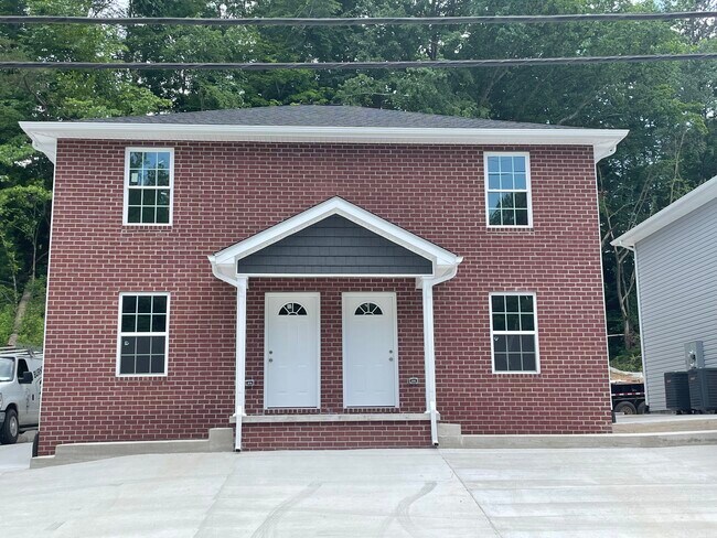 Building Photo - 1015 W 5th St