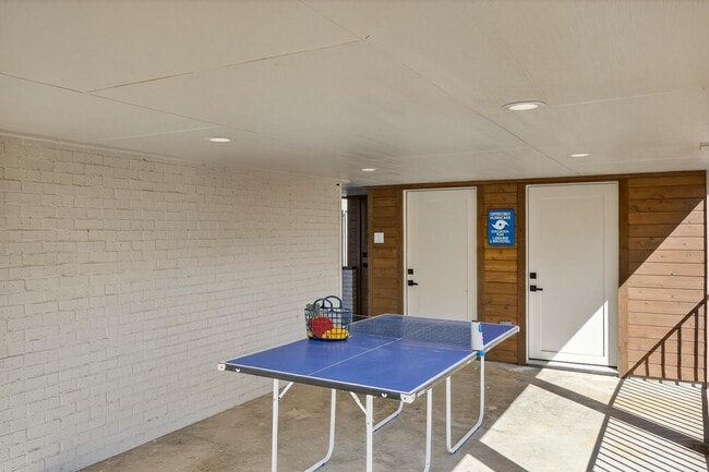 Building Photo - 820 Broken Arrow