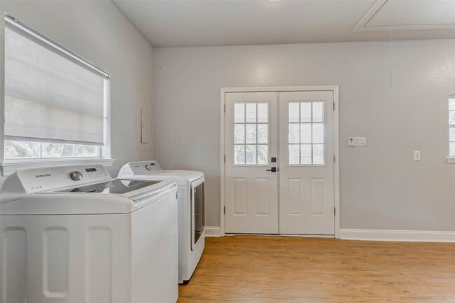 Building Photo - 8411 Syms St