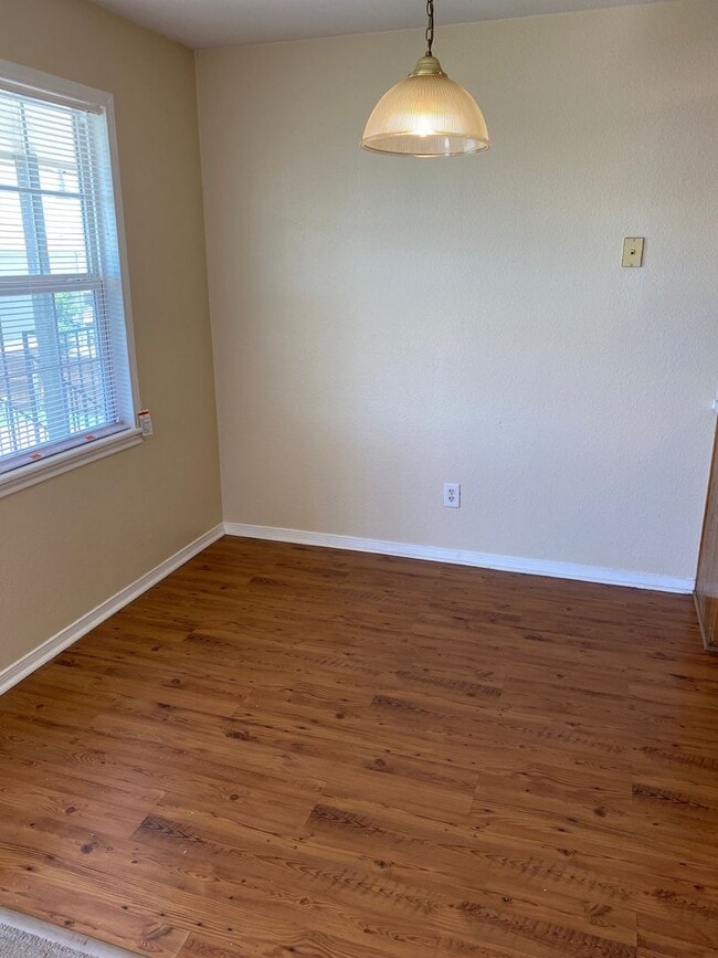 Building Photo - Cute 2 bedroom!