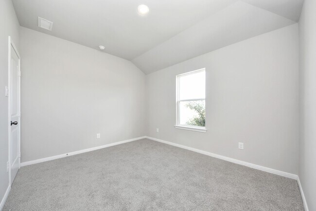 Building Photo - 688 Swallow Dr