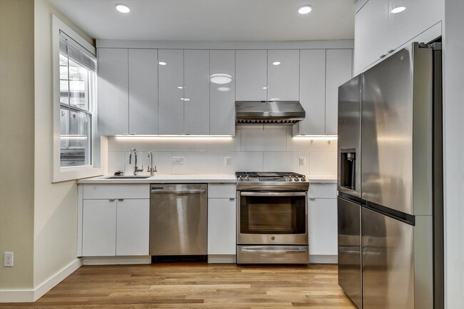 Building Photo - Spacious and Tastefully Remodeled Upper Flat