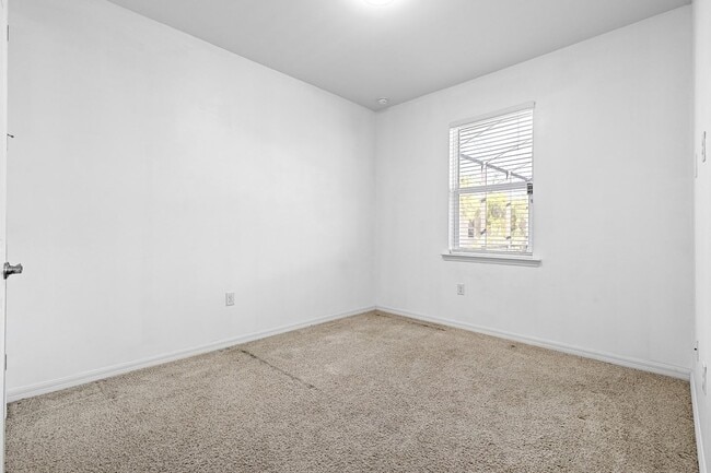 Building Photo - 4006 SW 26th Ct