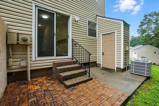 Building Photo - 1101 Surry Ln