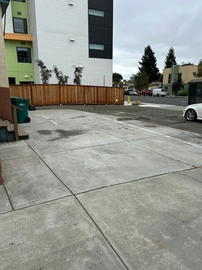 Building Photo - Hayward One Bedroom Duplex