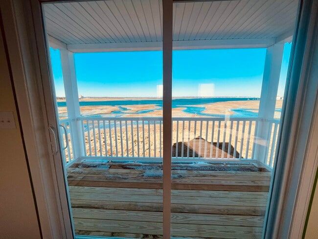 Building Photo - 6 Cross Beach Rd