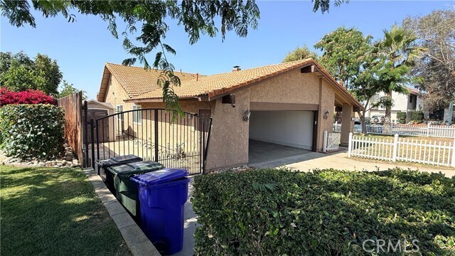 Building Photo - 10275 Banyan St
