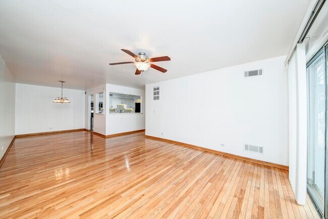 Building Photo - 5300 Carriage Way Dr