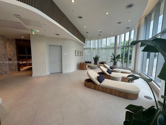 Building Photo - 700 NE 24th St