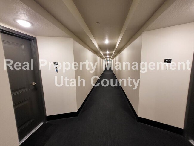 Building Photo - 2244 N Canyon Rd