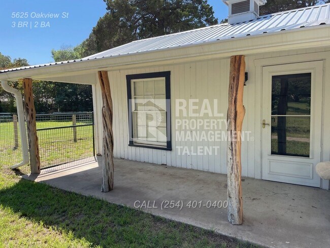 Primary Photo - Charming 3/2 bedroom home ready for you to...