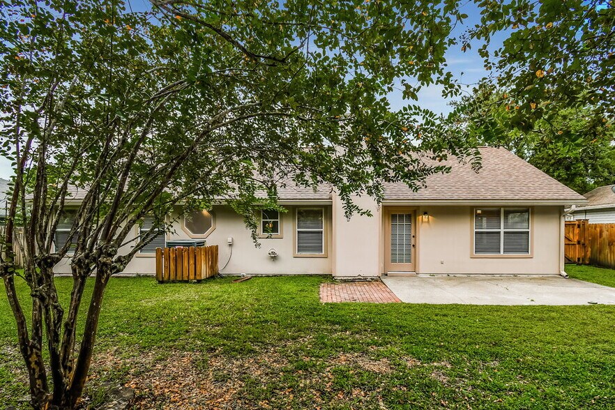 Building Photo - 8618 Wyndhurst Dr