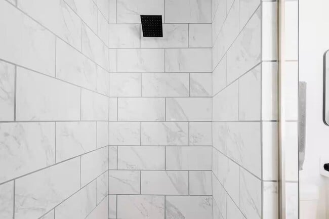 Building Photo - 8447 E Vernon Ave