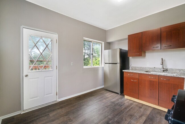 Building Photo - SCORE 1ST MONTH'S RENT FREE IF SIGNED BY AUGUST 7!Convenient 2 Bedroom home in Mt. Washington ava...