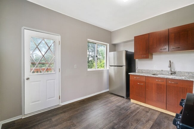 Building Photo - SCORE 1ST MONTH'S RENT FREE IF SIGNED BY JULY 31! Convenient 2 Bedroom home in Mt. Washington ava...