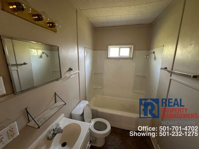 Building Photo - Nice Duplex In The Middle Of Town!! Move-in Special: Get 50% off your first month’s rent.