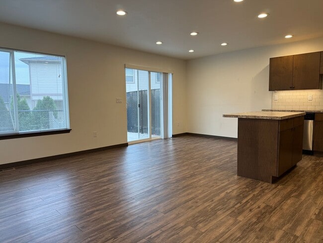Building Photo - Stunning 4 Bedroom Townhome - $500 SPECIAL MOVE IN CREDIT