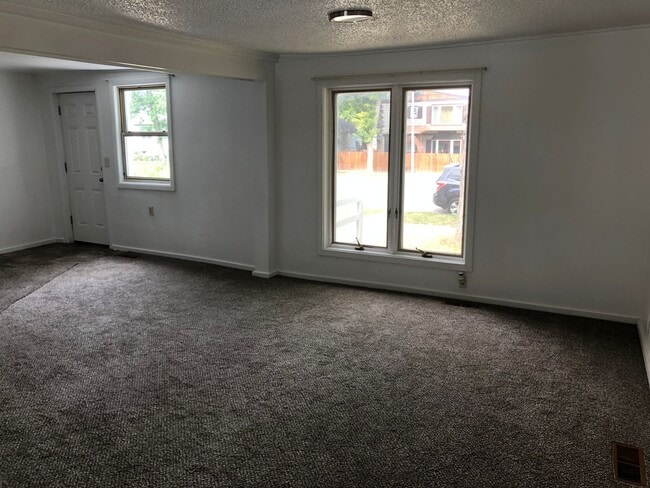Building Photo - 4 bedroom, 1 bath. Dogs Ok, Remodeled in 2020, Laundry Hookups and Fenced Yard