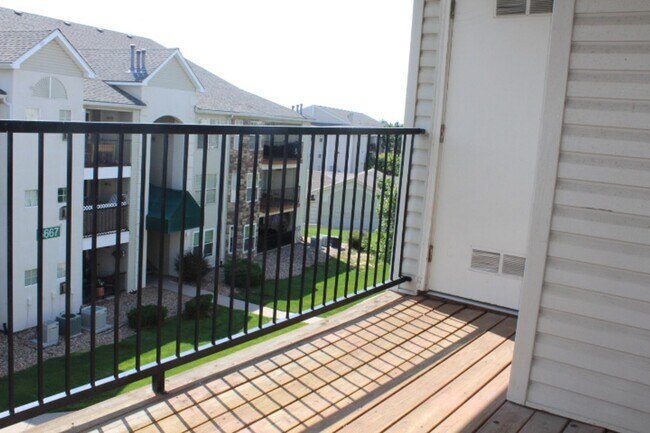 Building Photo - Stunning 3rd Floor 3 BR/2 BA Littleton Con...