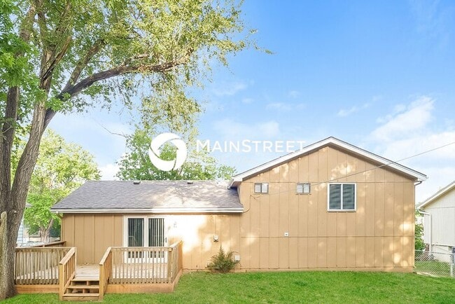 Building Photo - 3 Bedroom Pet-Friendly Home in Overland Park, KS with Main Street Renewal