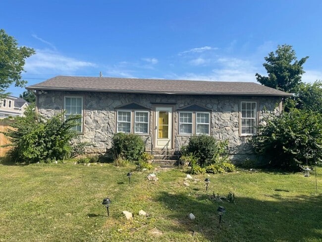 Primary Photo - Cute cottage, great location