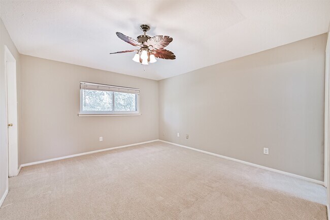 Building Photo - 222 Old Oaks St