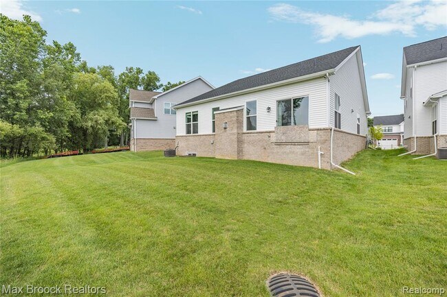 Building Photo - 5636 Suffolk Ct