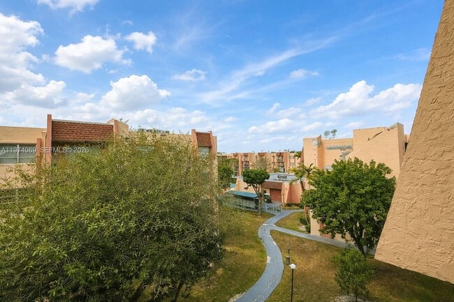 Building Photo - 13715 Kendale Lakes Cir