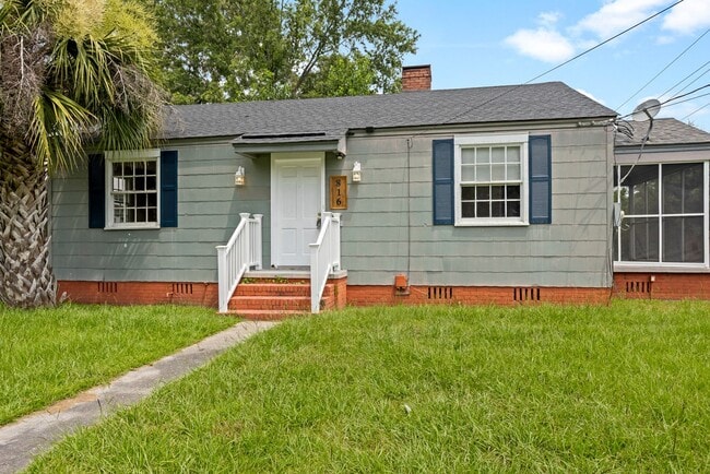 Building Photo - 3 bedroom, 1 bath home close to Gulfstream...