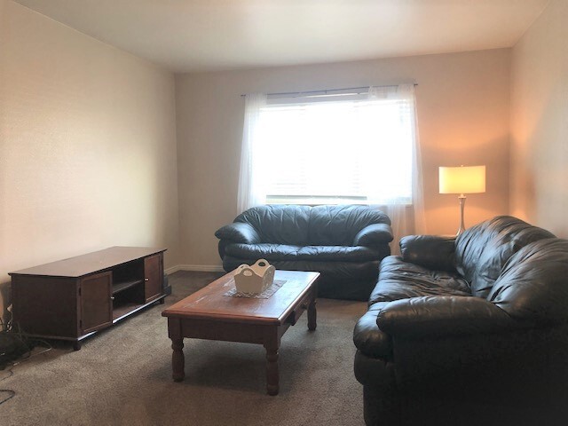 Large Living Room - 34 E 700 N