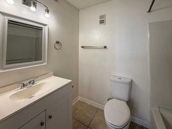 Building Photo - 4BR/4BA Condo off SW 34th Street - available NOW!