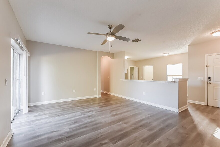 Building Photo - 627 Cotulla Dr