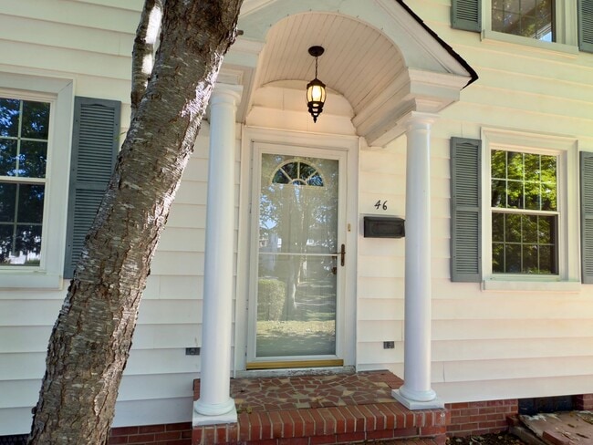 Building Photo - Charming Home!
