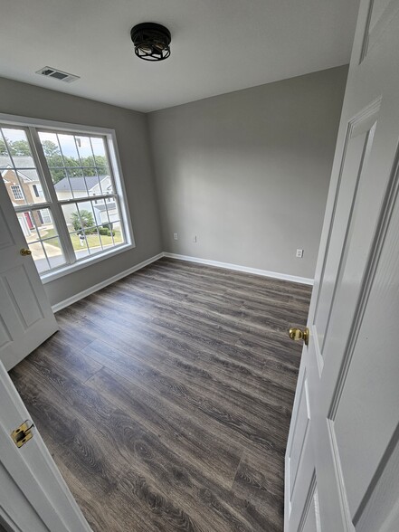 Building Photo - 714 Terrace Creek Dr