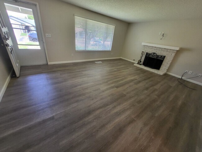 Building Photo - 2621 Woodcrest Ln