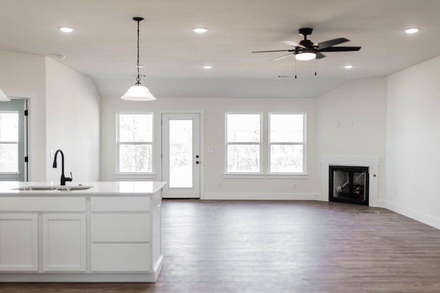 Building Photo - 1413 E Emelyn Ln