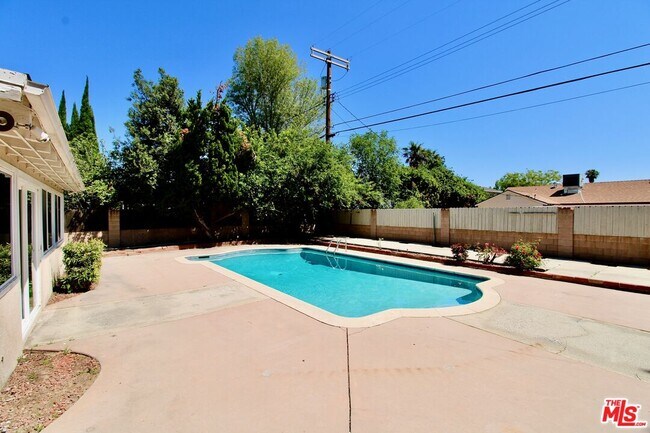 Building Photo - 7610 Kelvin Ave