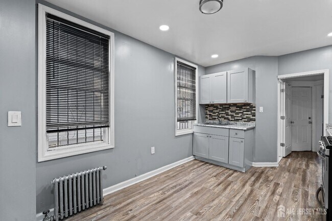 Building Photo - 922 Grove St